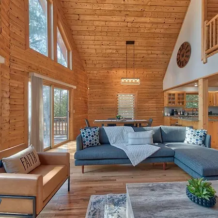 Charming & Cozy Chalet; Minutes To Shanty Creek!